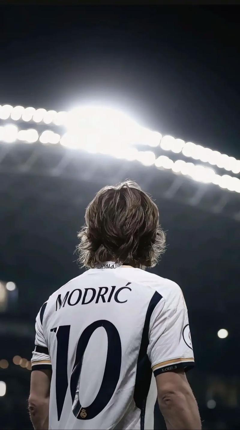 热搜第一！#泰勒斯威夫特官宣订婚 ，男方是知名橄榄球球星