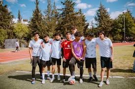 王建民在 2006 年季后赛首战先发即夺胜，成为首位在季后赛胜投的台湾投手